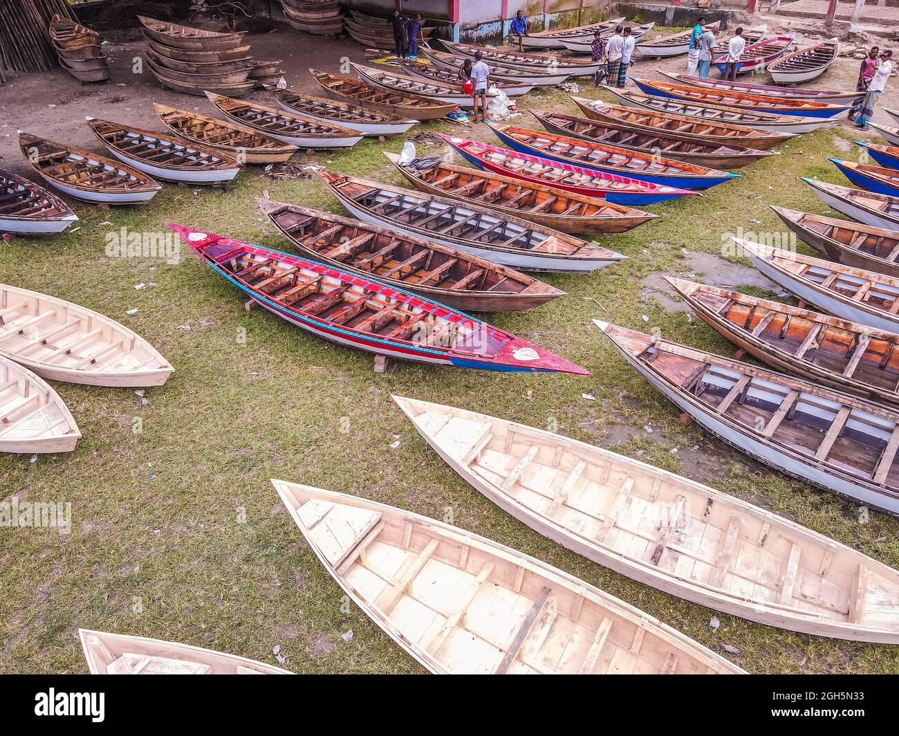 Luftaufnahme von Personen aus Savar und Aminbazar, die am Markt ankommen, um Boote zu kaufen, um sie in ländlichen Gebieten während der Monsunsaison zu benutzen, wenn starker Regen Dörfer und Straßen überflutet, der Preis der Boote ist von BDT 1,500 bis BDT 5,000 (nationale Währung) Je nach Größe und Qualität der verwendeten Materialien. Die Nachfrage nach Dingi und Khosa Nauka (Kleinboot) ist für den Transport von Menschen in hochwassergefährdeten Gebieten gestiegen. Der Markt ist bekannt für den Verkauf von handgefertigten Booten jeden Mittwoch in den letzten 50 Jahren von Juni bis Oktober. Am 5. September 2021 in Manikganj, Bangladesch. (P Stockfoto