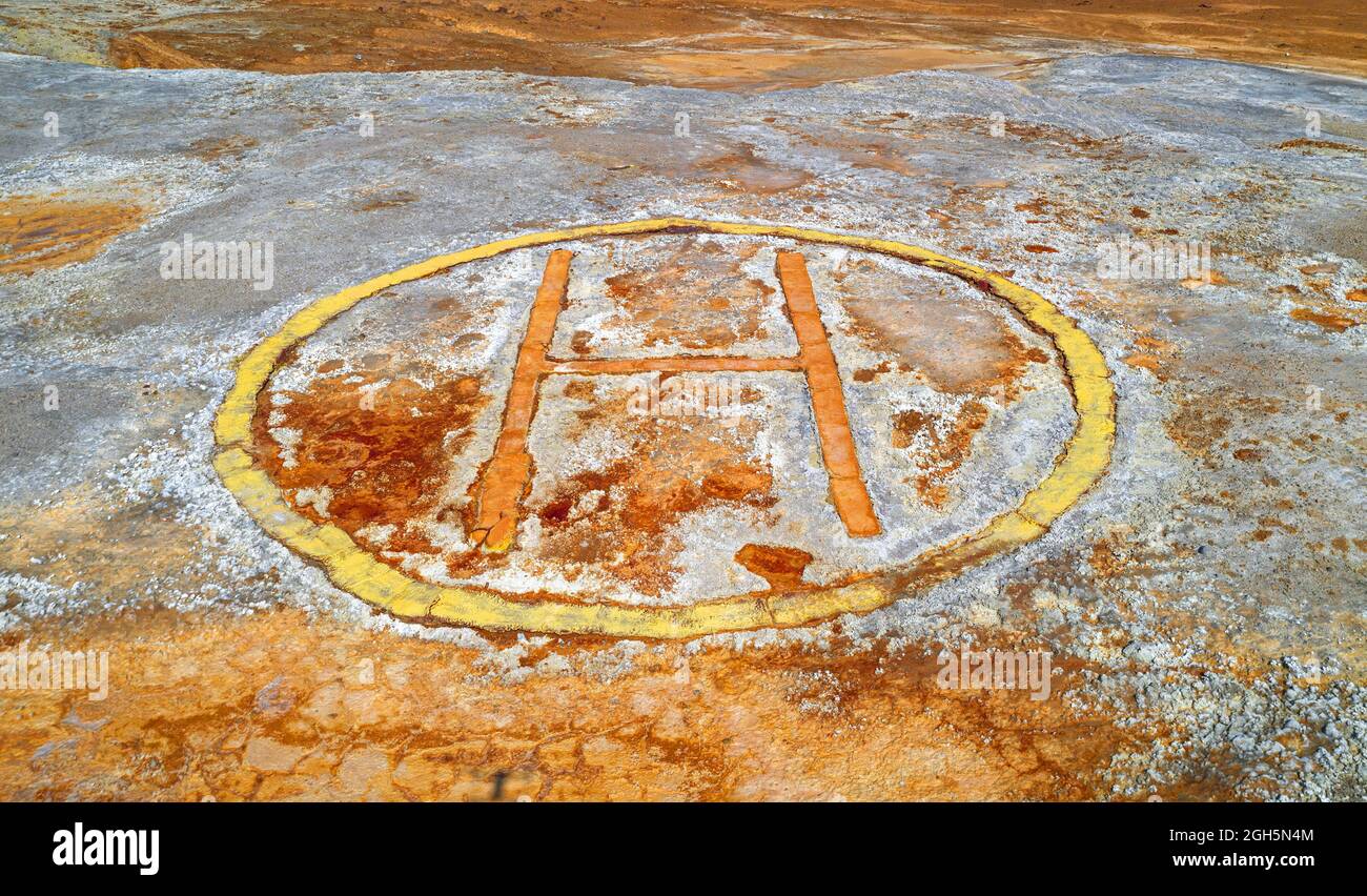 Altes korrodiertes Hubschrauberlandeplatz in einer verlassenen Mine, industrieller Hintergrund mit Rostflecken über grauer rauer Oberfläche Stockfoto