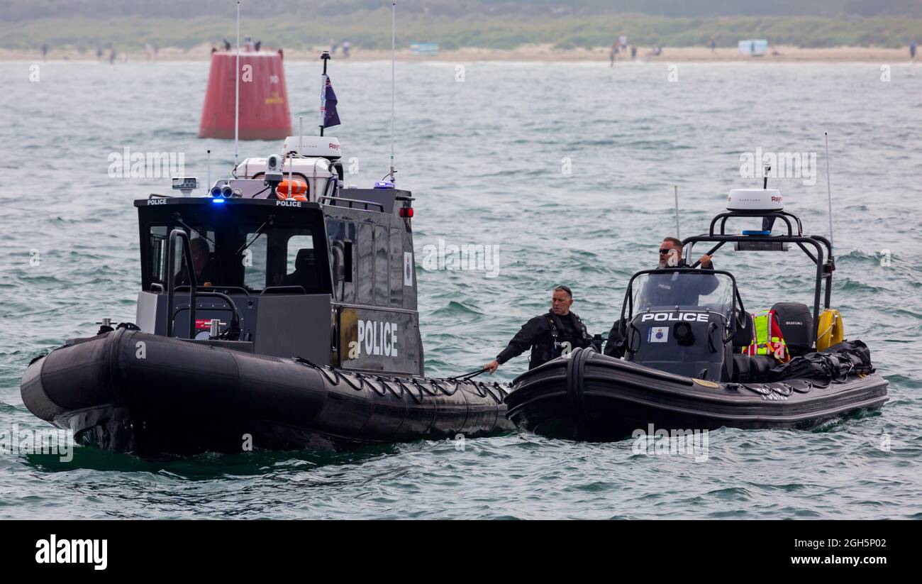 Sandbanks, Poole, Dorset, Großbritannien. September 2021. Die Vorbereitungen für das Flugzeug, das in Sandbanks während der gestrigen Ausstellung der AeroSuperBatics Wingwalkers während des Bournemouth Air Festivals ins Meer gerutscht ist, laufen. Polizeischiff wacht über das Gebiet. Quelle: Carolyn Jenkins/Alamy Live News Stockfoto