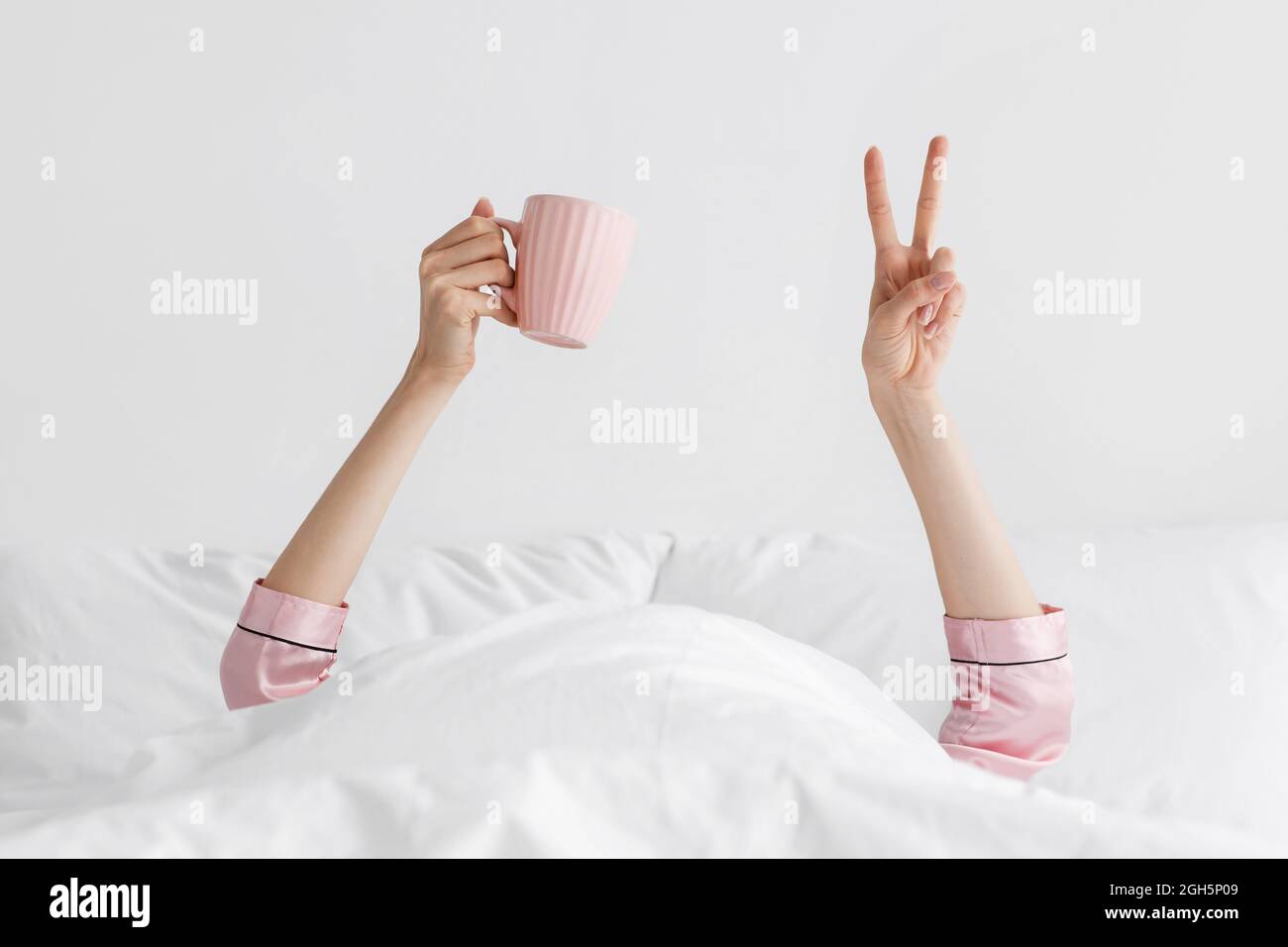 Positive Stimmung, guten Morgen mit leckeren Kaffee, Ruhe und Entspannung im Urlaub Stockfoto