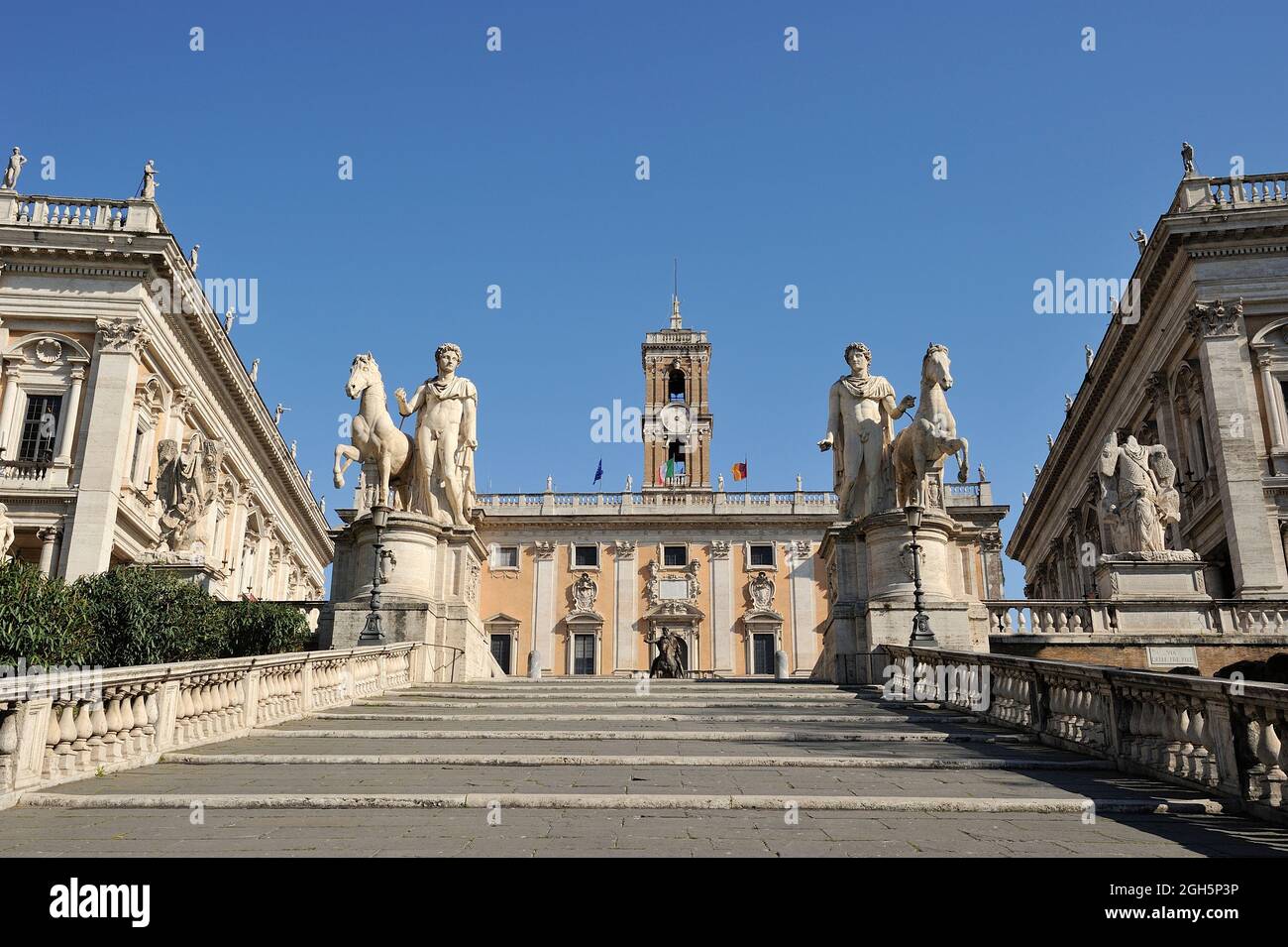 Italien, Rom, Kapitolshügel, Piazza del Campidoglio, Statuen von Castor und Pollux und Palazzo Senatorio Stockfoto