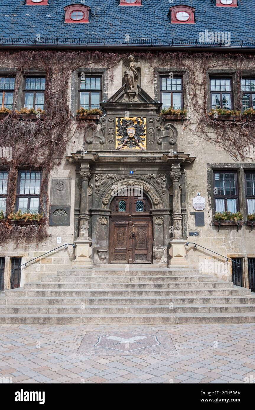 Altes und stark dekoriertes Gebäude mit einer beeindruckenden Tür in Quedlinburg im Harz. Mit einer imposanten Außentreppe Stockfoto