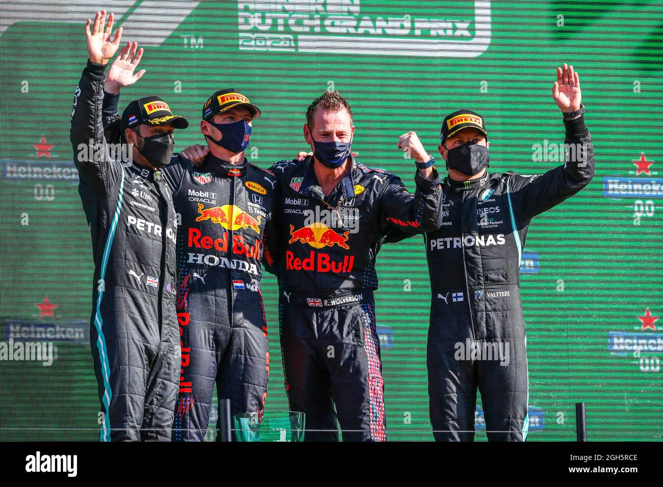 ZANDVOORT, NIEDERLANDE - SEPTEMBER 5: Lewis Hamilton aus Großbritannien und Mercedes AMG Petronas auf Platz zwei, Max Verstappen aus den Niederlanden und Red Bull Racing Sieger, Wolverson Ingenieur von Red Bull Racing und Valtteri Bottas aus Finnland und Mercedes AMG Petronas Dritter Platz beim Rennen des F1 Grand Prix der Niederlande auf dem Circuit Zandvoort am 5. September 2021 in Zandvoort, Niederlande. (Foto von Marcel ter Bals/Orange Picics) Credit: Orange Pics BV/Alamy Live News Stockfoto