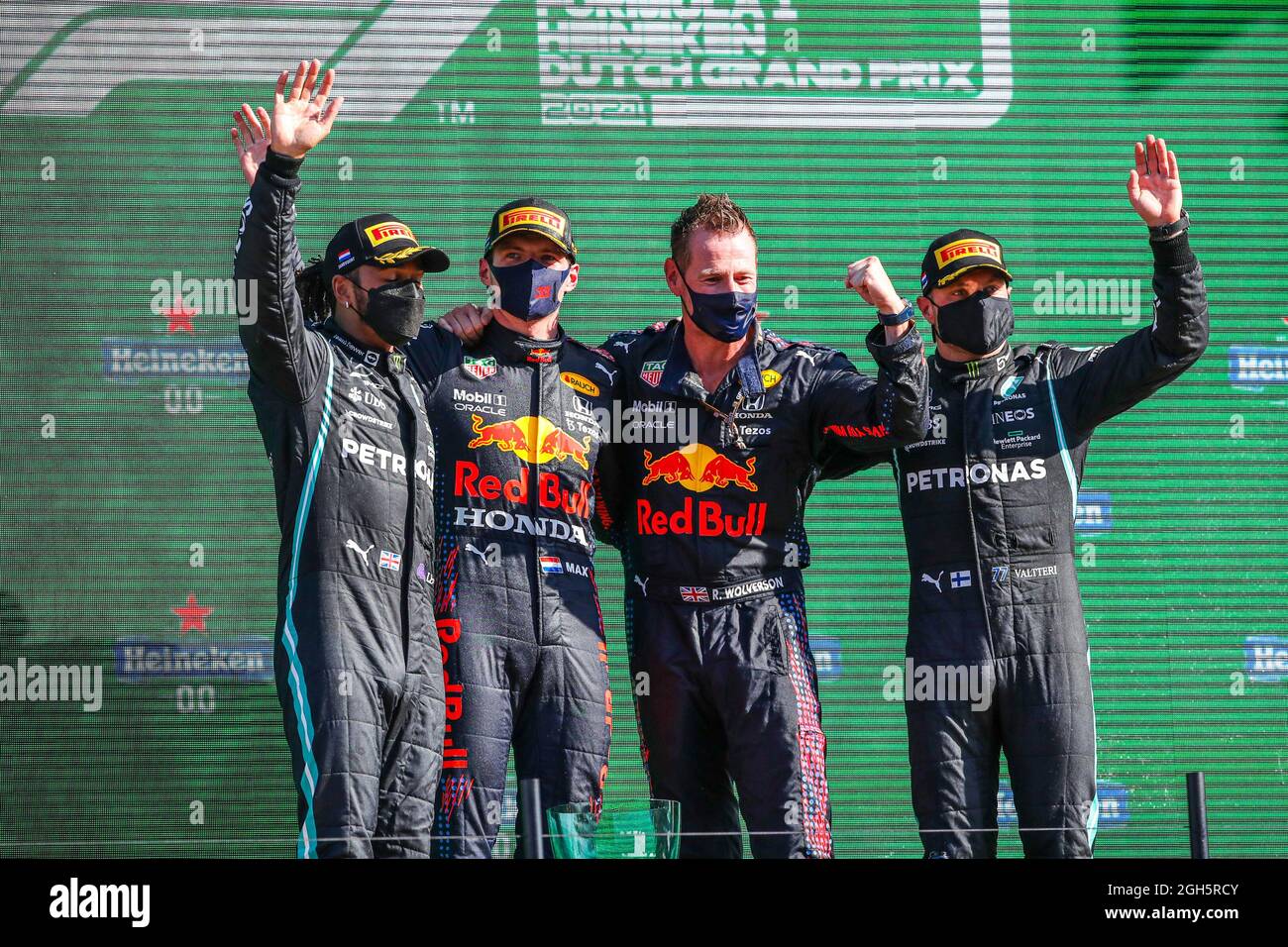 ZANDVOORT, NIEDERLANDE - SEPTEMBER 5: Lewis Hamilton aus Großbritannien und Mercedes AMG Petronas auf Platz zwei, Max Verstappen aus den Niederlanden und Red Bull Racing Sieger, Wolverson Ingenieur von Red Bull Racing und Valtteri Bottas aus Finnland und Mercedes AMG Petronas Dritter Platz beim Rennen des F1 Grand Prix der Niederlande auf dem Circuit Zandvoort am 5. September 2021 in Zandvoort, Niederlande. (Foto von Marcel ter Bals/Orange Picics) Credit: Orange Pics BV/Alamy Live News Stockfoto