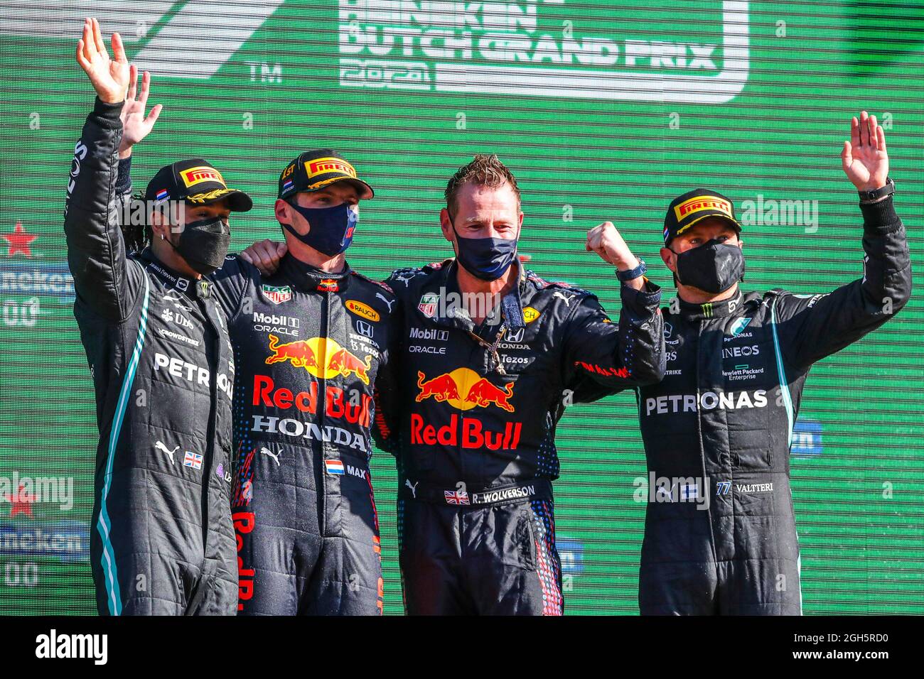 ZANDVOORT, NIEDERLANDE - SEPTEMBER 5: Lewis Hamilton aus Großbritannien und Mercedes AMG Petronas auf Platz zwei, Max Verstappen aus den Niederlanden und Red Bull Racing Sieger, Wolverson Ingenieur von Red Bull Racing und Valtteri Bottas aus Finnland und Mercedes AMG Petronas Dritter Platz beim Rennen des F1 Grand Prix der Niederlande auf dem Circuit Zandvoort am 5. September 2021 in Zandvoort, Niederlande. (Foto von Marcel ter Bals/Orange Picics) Credit: Orange Pics BV/Alamy Live News Stockfoto