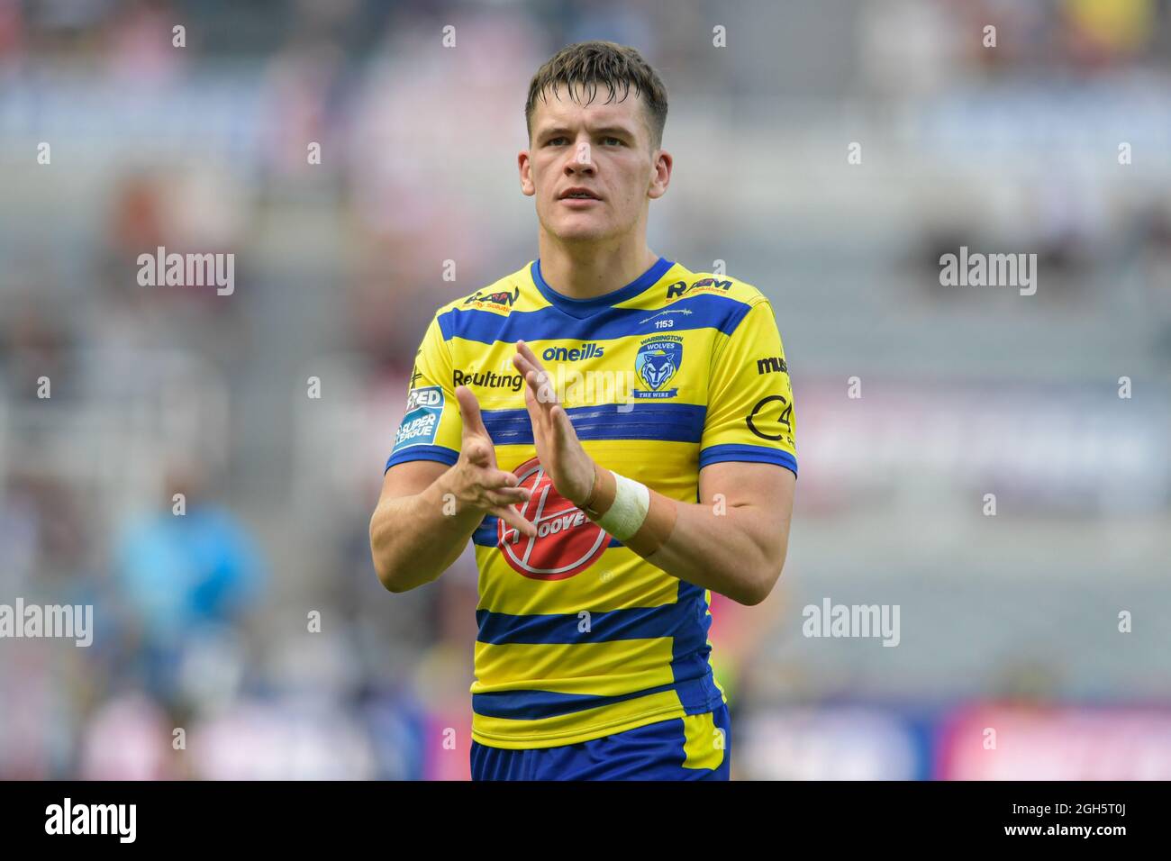 Josh Thewlis (23) von Warrington Wolves applaudiert während des Spiels den Fans von Warrington Wolves Stockfoto