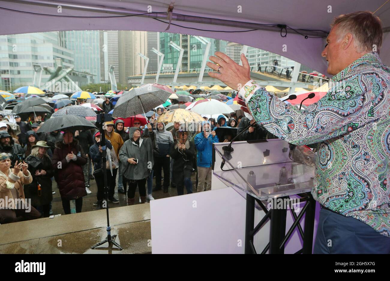 Vancouver, Kanada. September 2021. Maxime Bernier, Vorsitzender der Peoples Party of Canada (PPC), veranstaltet am Samstag, den 4. September, trotz eines in letzter Minute wechselnden Spielortes und erheblichem Regen auf der Jack Poole Plaza im Zentrum von Vancouver British Columbia (BC) eine Kundgebung, an der mehrere hundert Anhänger teilnahmen. 2021 als sein MAD MAX-Wahlkampf während der Bundestagswahl 2021 durch Kanada tourte. Unter Bernier's Führung befürwortet die PPC-Plattform die freie Wahl bei Covid 19-Impfstoffen, keine Impfpass-Pässe und nicht über Bord gehen bei politisch korrekten oder absagen Kultur. Kredit: UPI/Alamy Live Nachrichten Stockfoto