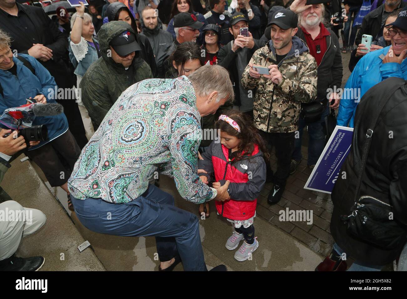 Vancouver, Kanada. September 2021. Maxime Bernier, Vorsitzender der Peoples Party of Canada (PPC), veranstaltet am Samstag, den 4. September, trotz eines in letzter Minute wechselnden Spielortes und erheblichem Regen auf der Jack Poole Plaza im Zentrum von Vancouver British Columbia (BC) eine Kundgebung, an der mehrere hundert Anhänger teilnahmen. 2021 als sein MAD MAX-Wahlkampf während der Bundestagswahl 2021 durch Kanada tourte. Unter Bernier's Führung befürwortet die PPC-Plattform die freie Wahl bei Covid 19-Impfstoffen, keine Impfpass-Pässe und nicht über Bord gehen bei politisch korrekten oder absagen Kultur. Kredit: UPI/Alamy Live Nachrichten Stockfoto