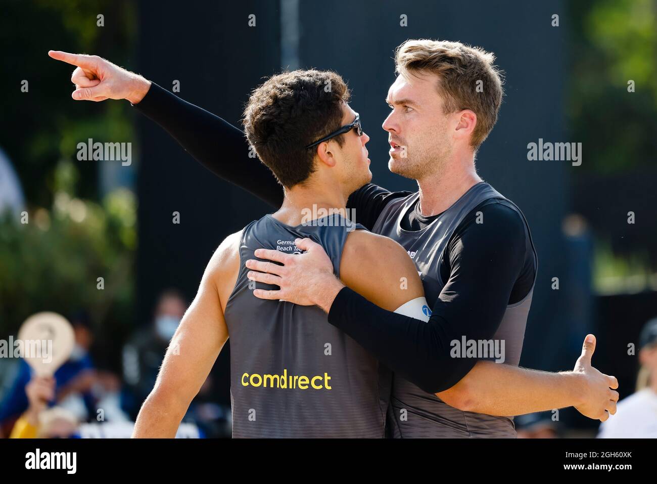 Timmendorfer Strand, Deutschland. September 2021. Volleyball/Beach: Deutsche Meisterschaften, Herren, Finale, Walkenhorst/Winter (DJK Tusa 06 Düsseldorf) - Bergmann/Harms (Rattenfänger Beach-Team TC Hameln). Sven Winter (l) und Alexander Walkenhorst feiern nach dem Finalsieg. Quelle: Frank Molter/dpa/Alamy Live News Stockfoto