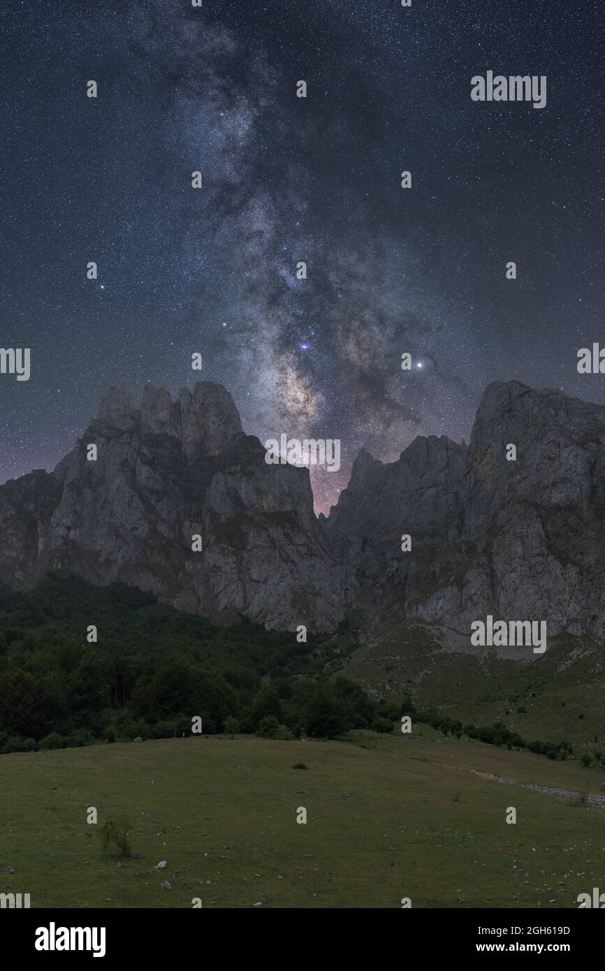 Szenenansicht des Sternenhimmels mit Galaxie und interstellarem Gas über herrlichen Graten Stockfoto