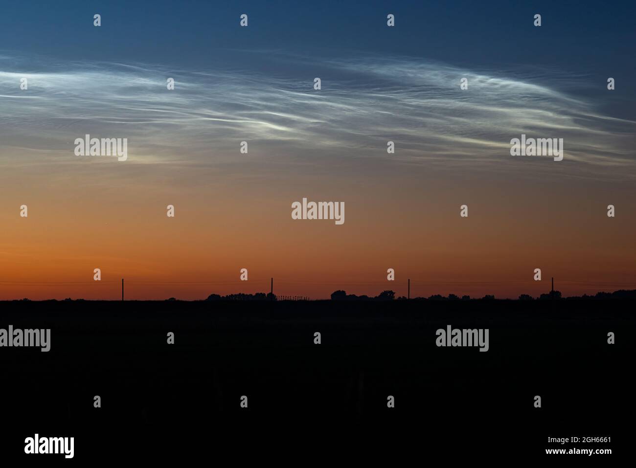 Detailreiches Bild von nächtlichen Wolken (NLC) am nördlichen Himmel an einem Abend im Juni Stockfoto