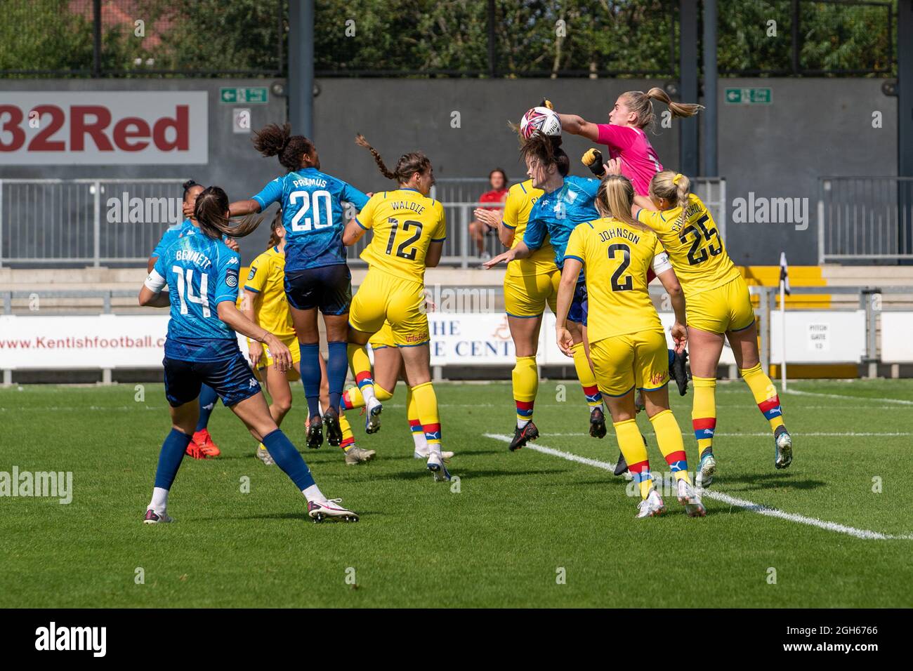 Dartford, Großbritannien. September 2021. Emily Orman (13 Crystal Palace) löscht einen Angriff von London City Lionesses auf das FA Womens Championship-Spiel zwischen London City Lionesses und Crystal Palace im Princes Park, Dartford, England. Kredit: SPP Sport Pressefoto. /Alamy Live News Stockfoto