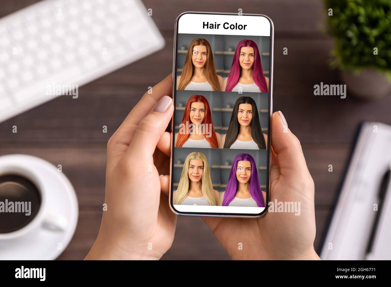Weibliche Hände mit Haarfarbe Simulation App auf dem Mobiltelefon Stockfoto