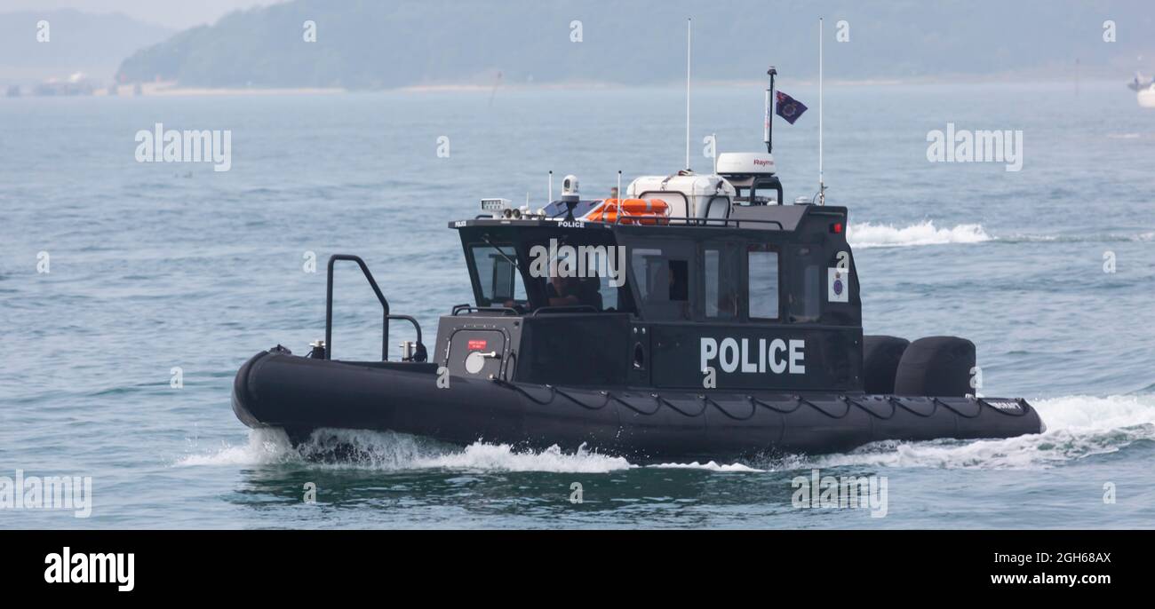Sandbanks, Poole, Dorset, Großbritannien. September 2021. Die Vorbereitungen für das Flugzeug, das in Sandbanks während der gestrigen Ausstellung der AeroSuperBatics Wingwalkers während des Bournemouth Air Festivals ins Meer gerutscht ist, laufen. Polizeischiff wacht über das Gebiet. Quelle: Carolyn Jenkins/Alamy Live News Stockfoto