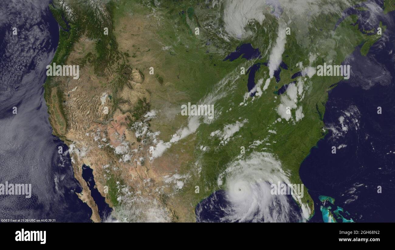 Ein GOES-Satellitenbild zeigt, wie der Hurikan IDA in New Orleans eintrifft, während die Waldbrände von Caldor und Dixie in Nordkalifornien CO2-gefüllten Rauch in die Atmosphäre des Planeten Erde am 29. August 2021 in den Vereinigten Staaten von Amerika gießen. (NOAA-Foto) Stockfoto