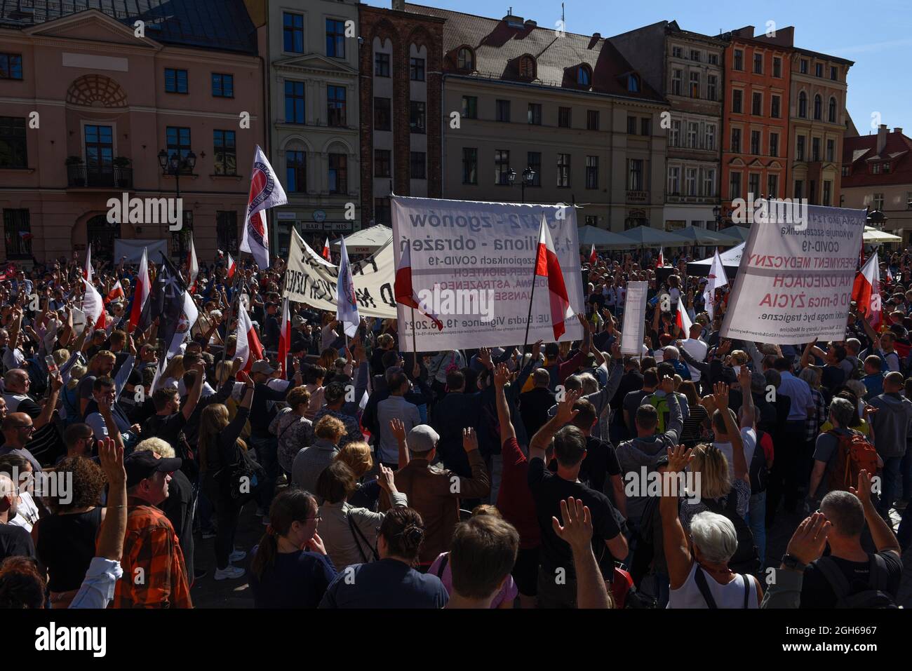 Torun, Polen, Polen. September 2021. Während eines Anti-vax-Protestes am 5. September 2021 in Torun, Polen, halten Menschen Transparente und schwenken polnische Fahnen. Einige hundert Personen nahmen an einer Kundgebung Teil, die von der Partei der rechtsextremen Konföderation (Konfederacja) gegen obligatorische Impfstoffe, die Einführung des grünen COVID-19-Zertifikats, bekannt als Green Pass, und die Beschränkungen, die eingeführt wurden, um die Ausbreitung des SARS-CoV-2 Coronavirus einzudämmen. (Bild: © Aleksander Kalka/ZUMA Press Wire) Stockfoto