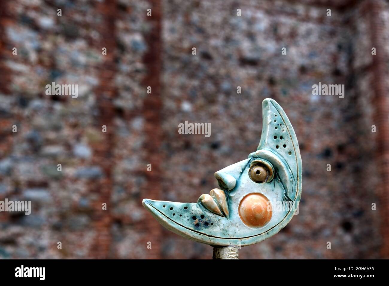 Eine anthropomorphe Mondscheibe auf einem Bokeh-Hintergrund Stockfoto
