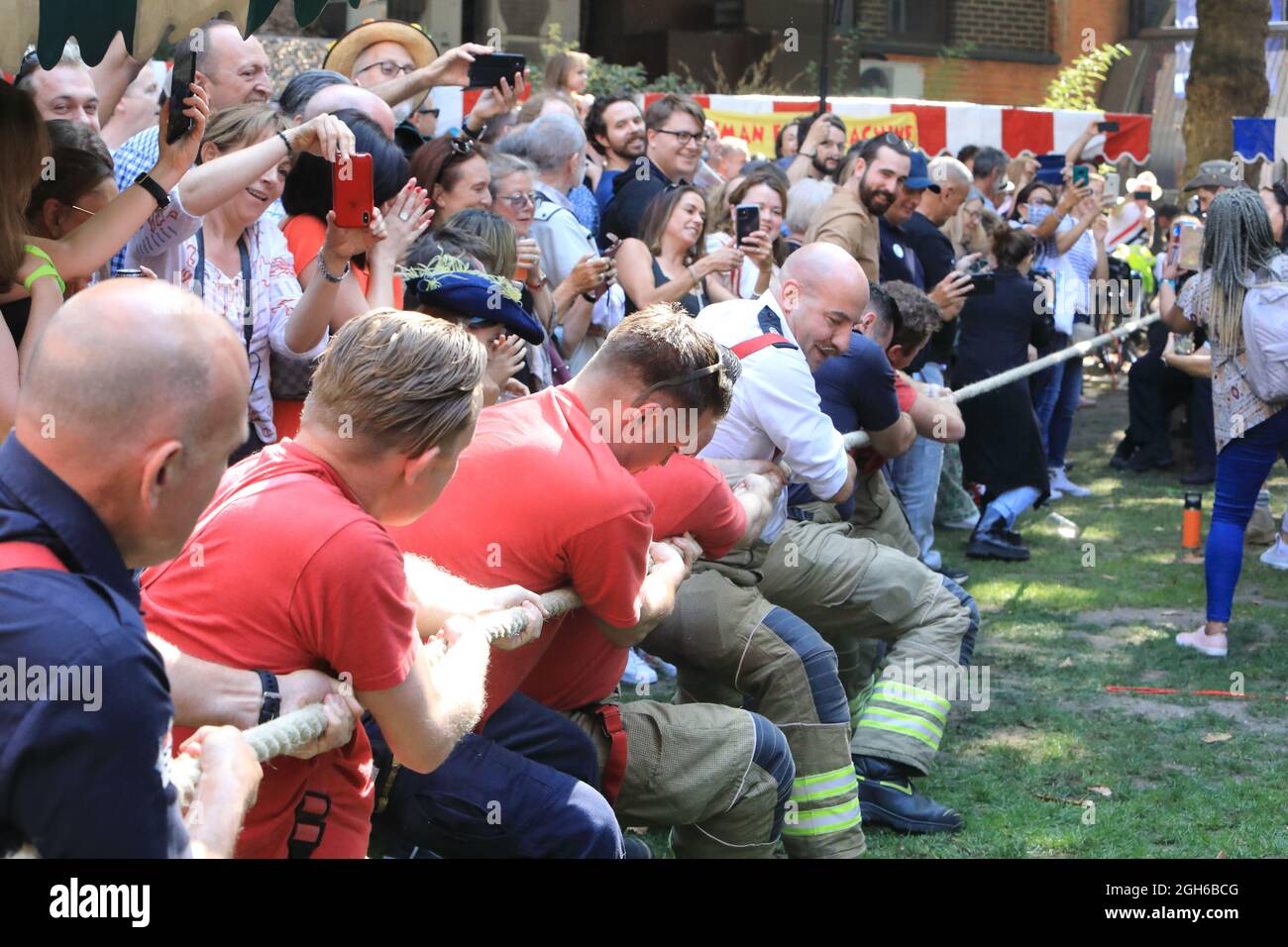 London, Großbritannien, 5. September 2021. Die Sonne schien auf dem jährlichen Soho Village Fete, als die Feuerwehr die Met Police 2-0 im jährlichen Good Natured Tug of war schlug. Monica Wells/Alamy Live News Stockfoto