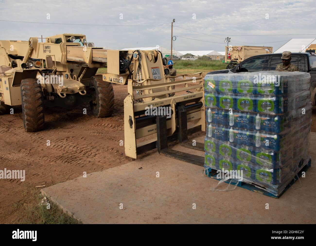 Kraftfahrzeugbetreiber, die dem 1. Bataillon, dem 6. Infanterie-Regiment, dem 2. Brigade-Kampfteam, der 1. Panzerdivision, zugewiesen sind, betreiben einen Gabelstapler, um eine Palette Wasser am Doña Ana-Komplex von Fort Bliss in New Mexico, 4. September 2021, zu liefern. Die Einheit ist mit der Lieferung von Wasser für afghanische Evakuierte an mehreren Stellen beauftragt. Das Verteidigungsministerium stellt über das US-Nordkommando und zur Unterstützung des Heimatschutzministeriums Transport, vorübergehende Unterbringung, medizinische Vorsorgeuntersuchungen und allgemeine Unterstützung für mindestens 50,000 afghanische Evakuierte in geeigneten Einrichtungen, in permanenten oder temporären s bereit Stockfoto