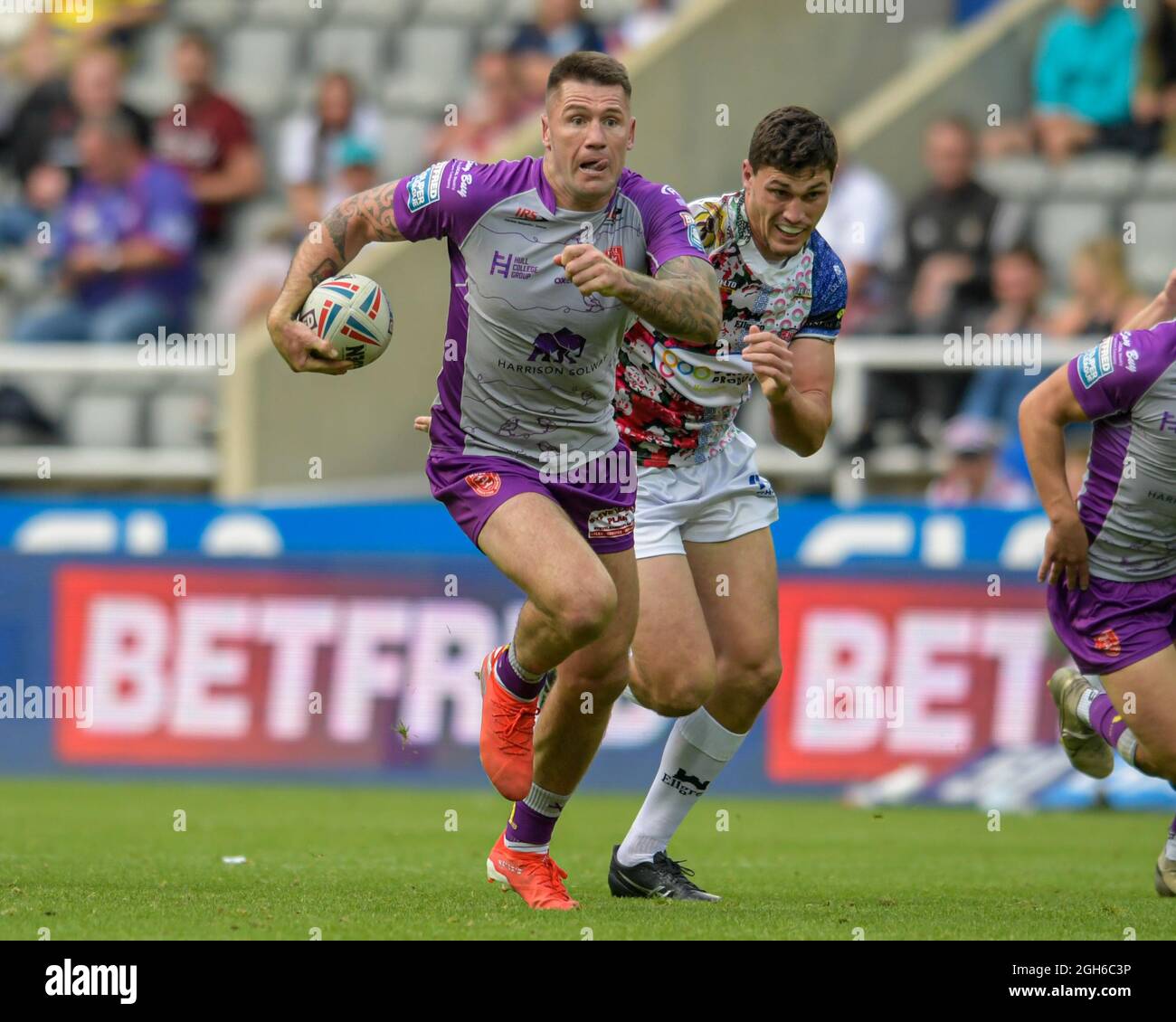 Newcastle, Großbritannien. September 2021. Shaun Kenny-Dowall (4) von Hull KR läuft am 9/5/2021 in Newcastle, Großbritannien, mit dem Ball nach vorne. (Foto von Simon Whitehead/News Images/Sipa USA) Quelle: SIPA USA/Alamy Live News Stockfoto