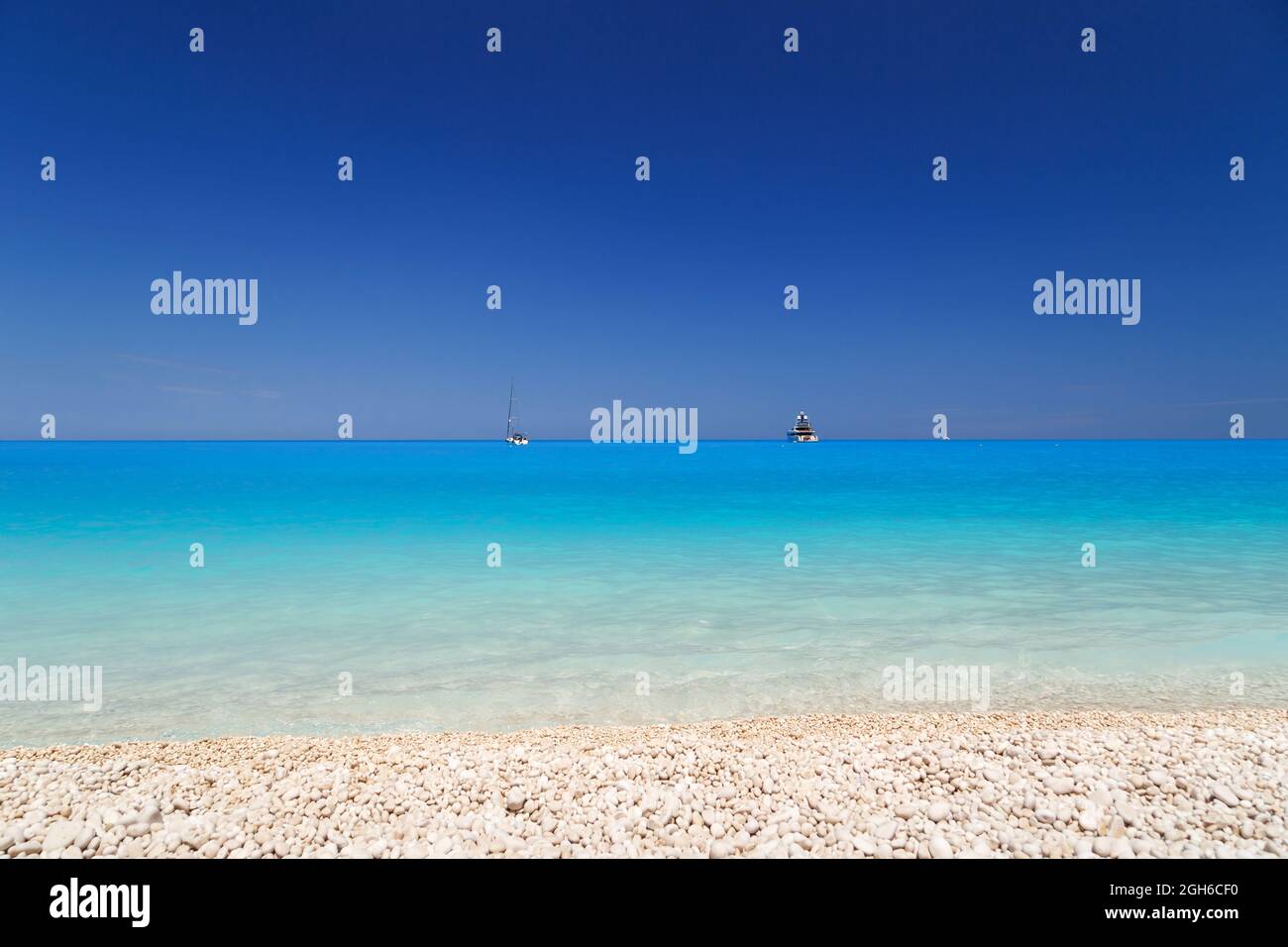 Fantastische Aussicht auf Myrtos Beach mit türkisfarbenem und blauem Wasser aus dem Ionischen Meer. Sommerlandschaft von berühmten und äußerst beliebten Reiseziel in Cefalonia, Griechenland, Europa Stockfoto