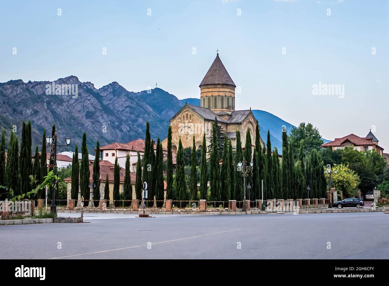Diese ikonische 11 Jahrhundert östlich orthodoxen Svetizchoveli Kathedrale in Mzcheta Georgien bei Sonnenaufgang Stockfoto