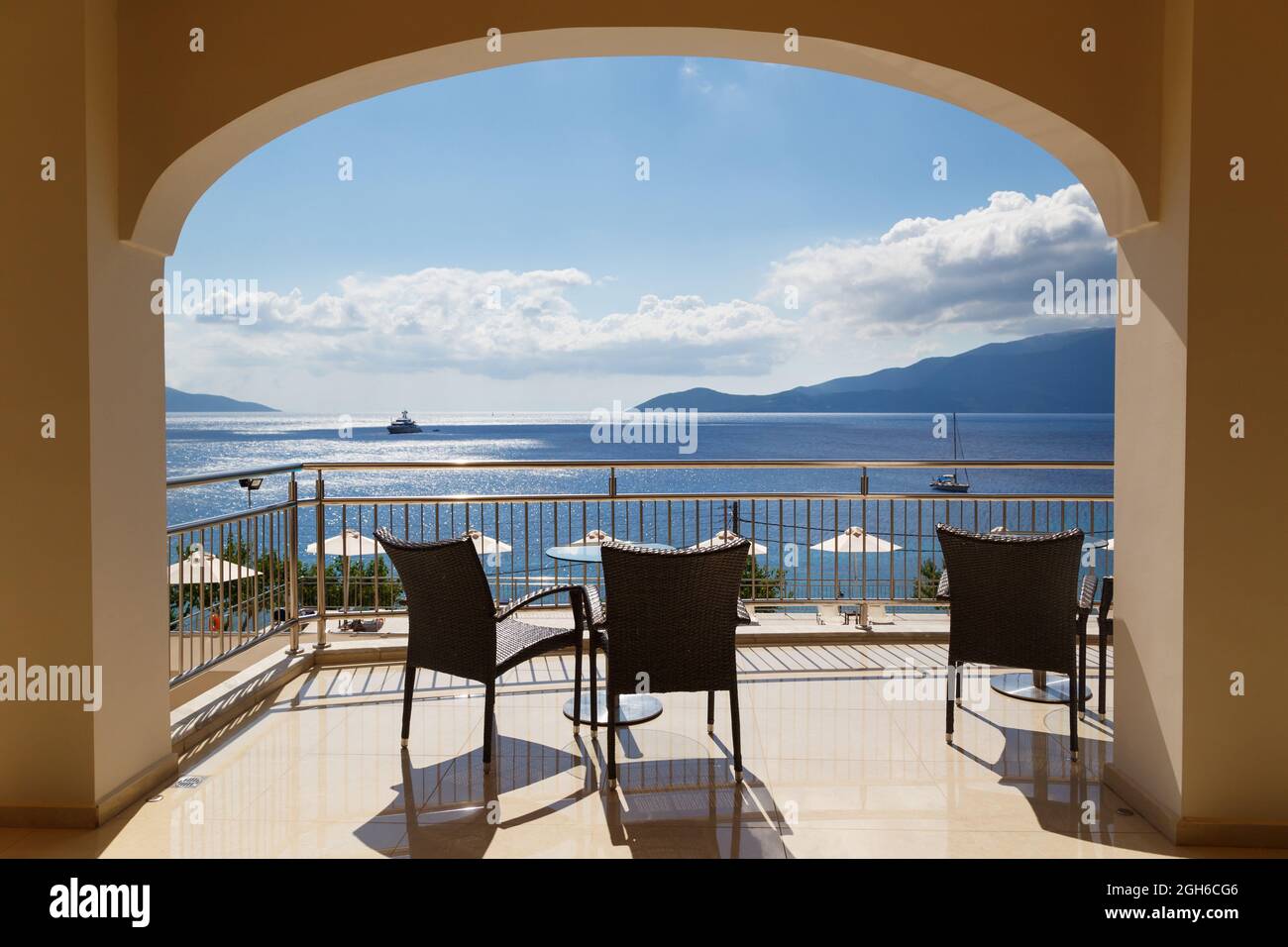 Morgen auf der griechischen Insel. Schöne Aussicht auf Agia Efimia Bucht von einem Hotel, Villa Balkon, Insel Cefalonia, Griechenland Stockfoto