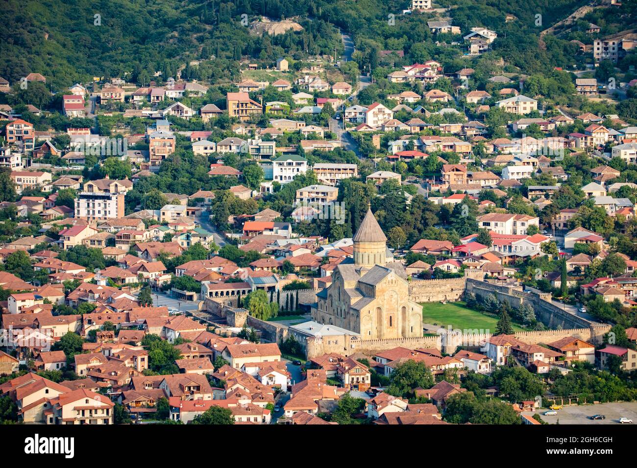 Schöne Aussicht auf die Straßen von Mzcheta Dorf in Georgien mit Svetizchoveli Kathedrale Festung in der Mitte Stockfoto