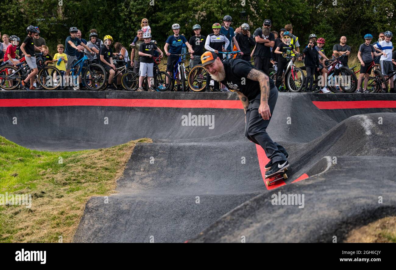 Ormiston, East Lothian, Schottland, Großbritannien, 5. September 2021. Eröffnung der Pumptrack-Strecke: Die erste Spezialstrecke im Landkreis hat eine Eröffnungsveranstaltung zur Feier des Erfolgs der Gemeinde Stockfoto