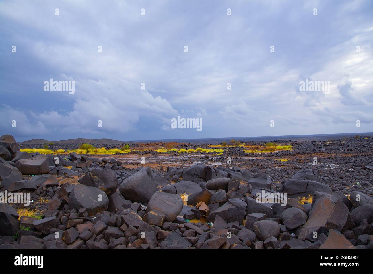 Dessert und Wolken, Dessertberge, mit Felsen und Dessert Road, Saudi-arabisches Dessert Stockfoto