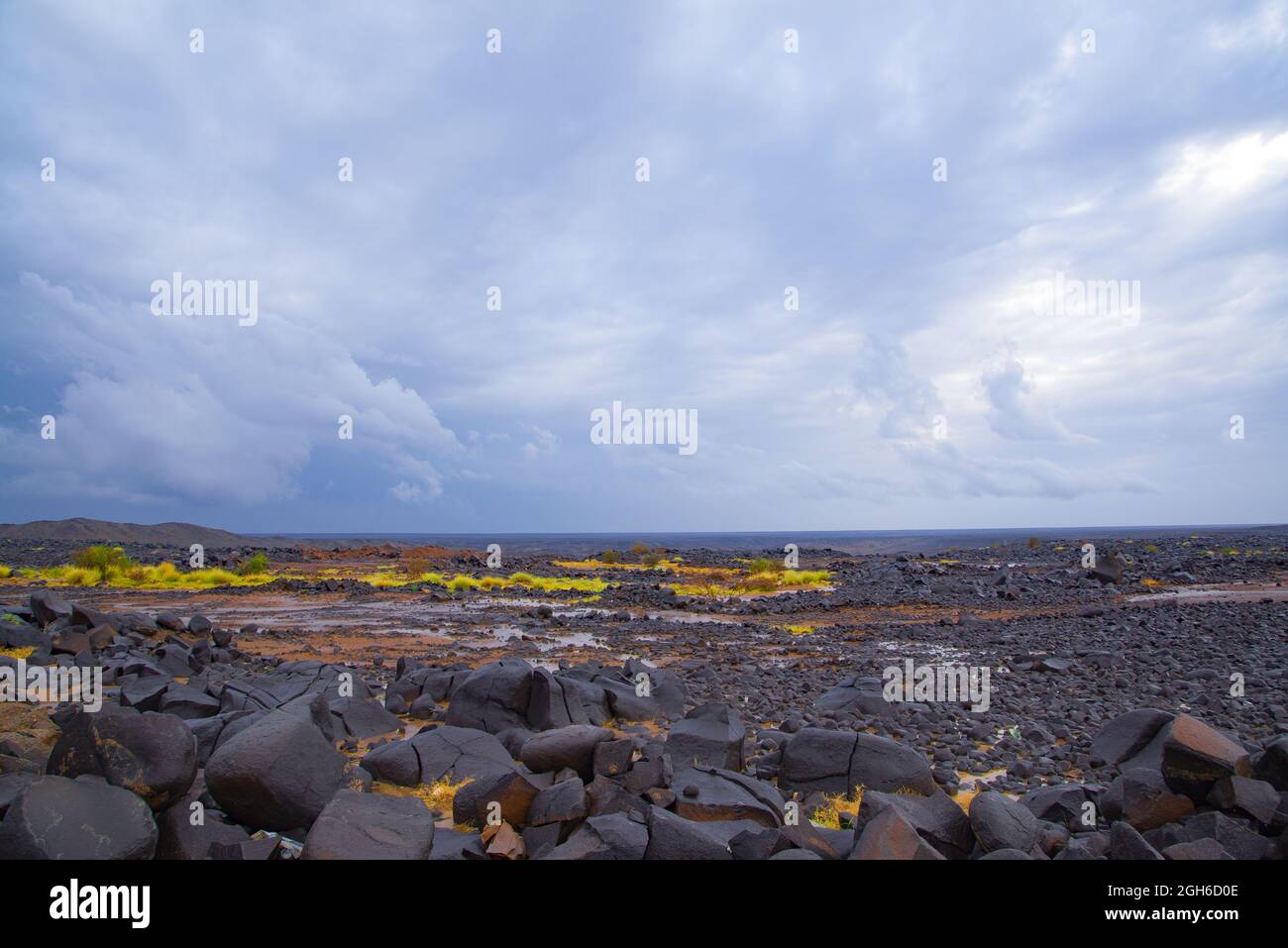 Dessert und Wolken, Dessertberge, mit Felsen und Dessert Road, Saudi-arabisches Dessert Stockfoto