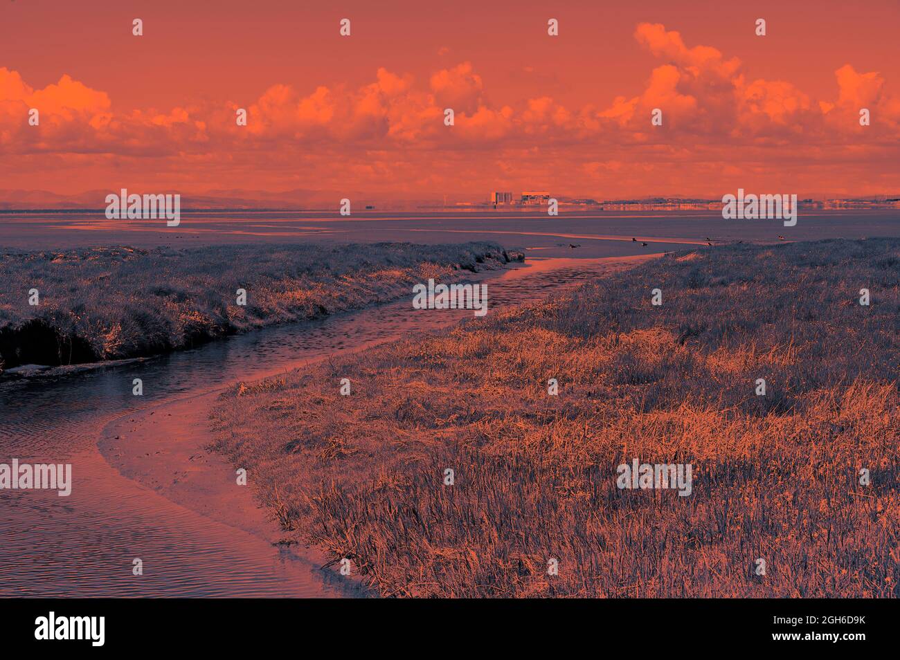 Über die Morecambe Bay zum Heysham-Kernkraftwerk von Preesall, Großbritannien Stockfoto