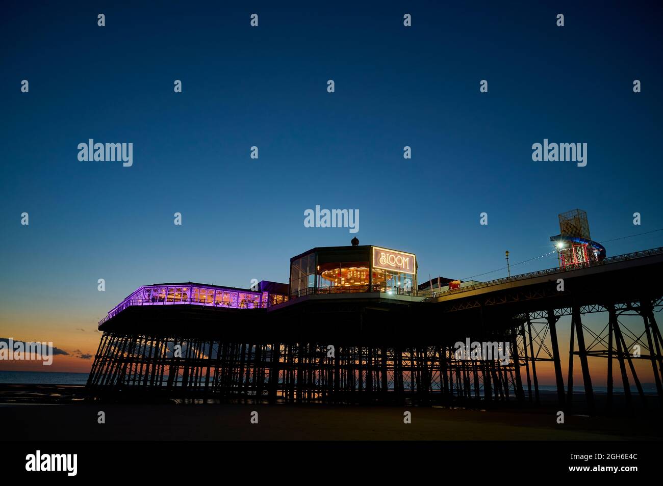 Die Bloom Bar am Ende des North Pier in der Abenddämmerung im Sommer Stockfoto