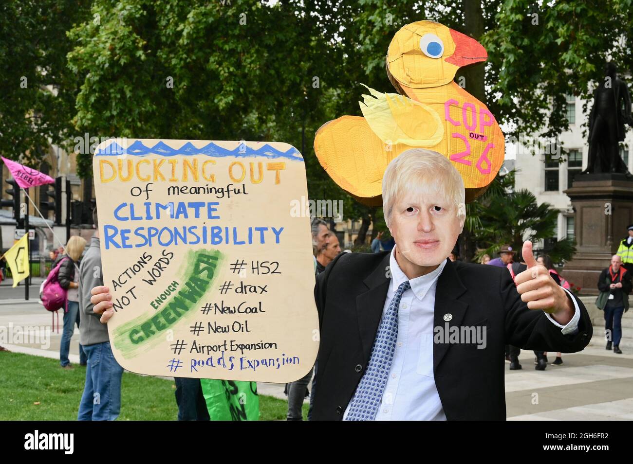 Der Protestant der Extinction Rebellion trägt eine Boris Johnson Maske, Greenwash Action Day, Impossible Rebellion Day Ten, Parliament Square, London. VEREINIGTES KÖNIGREICH Stockfoto
