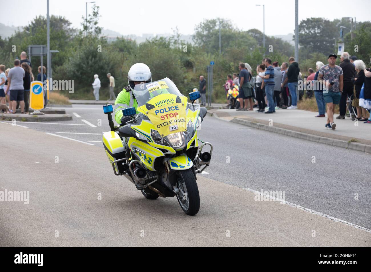 Police Motorräder, die während des Tour of Britain Cycle Race 2021 als rollende Straßensperre fungieren, als es durch Camborne in Cornwall ging. Stockfoto