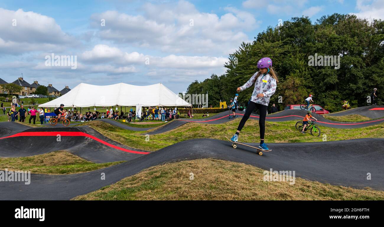 Ormiston, East Lothian, Schottland, Großbritannien, 5. September 2021. Eröffnung der Pumptrack-Strecke: Die erste Spezialstrecke im Landkreis hat eine Eröffnungsveranstaltung zur Feier des Erfolgs der Gemeinde Stockfoto