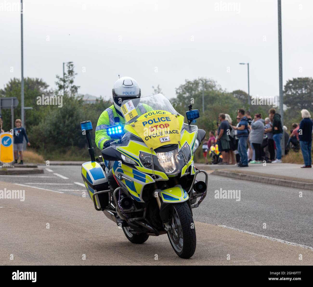 Police Motorräder, die während des Tour of Britain Cycle Race 2021 als rollende Straßensperre fungieren, als es durch Camborne in Cornwall ging. Stockfoto