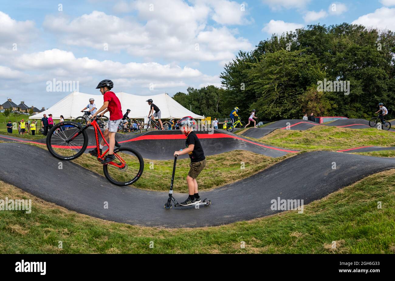 Ormiston, East Lothian, Schottland, Großbritannien, 5. September 2021. Eröffnung der Pumptrack-Strecke: Die erste Spezialstrecke im Landkreis hat eine Eröffnungsveranstaltung zur Feier des Erfolgs der Gemeinde Stockfoto