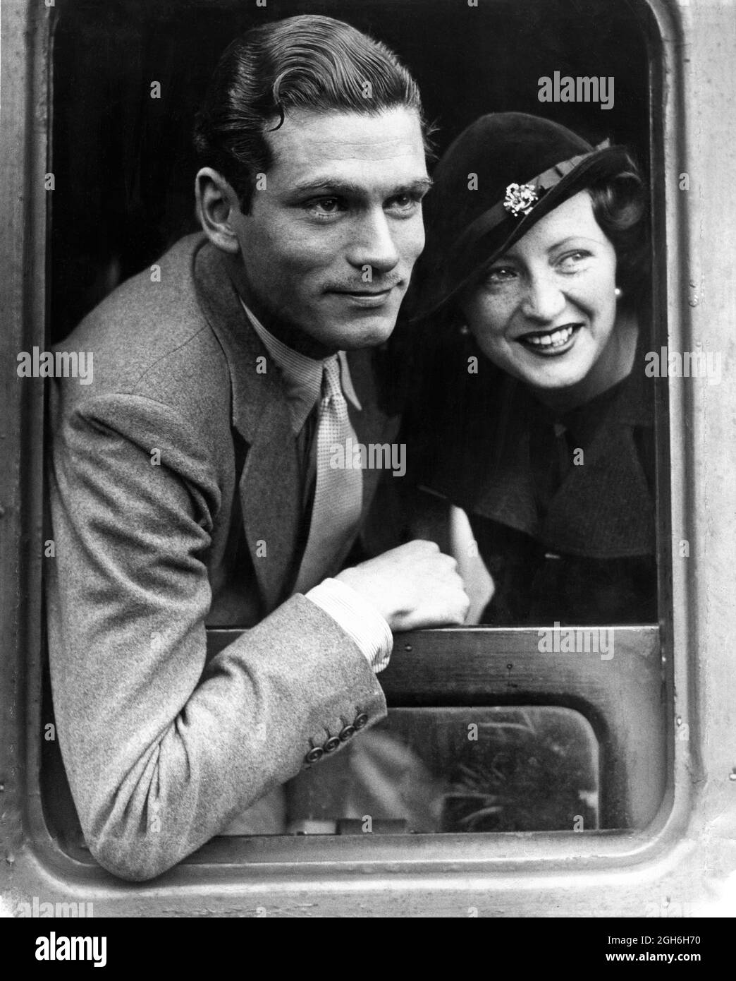 LAURENCE OLIVIER und seine erste Frau JILL ESMOND am 15. Juli 1933 an der Waterloo Station in London, bevor er zum zweiten Mal per Schiff nach Amerika und Hollywood aufbrechen musste, nachdem Olivier für Metro Goldwyn Mayer als Greta Garbos Hauptmann in ihrem neuesten Film QUEEN CHRISTINA ausgewählt wurde Stockfoto