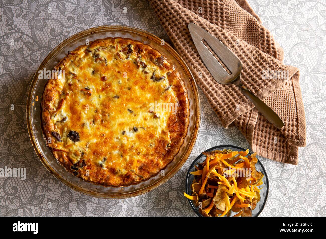 Salziger Kuchen oder Quiche, hergestellt mit Craterellus lutescens oder Cantharellus lutescens oder Cantharellus xantopus oder Cantharellus aurora, allgemein bekannt als Yell Stockfoto