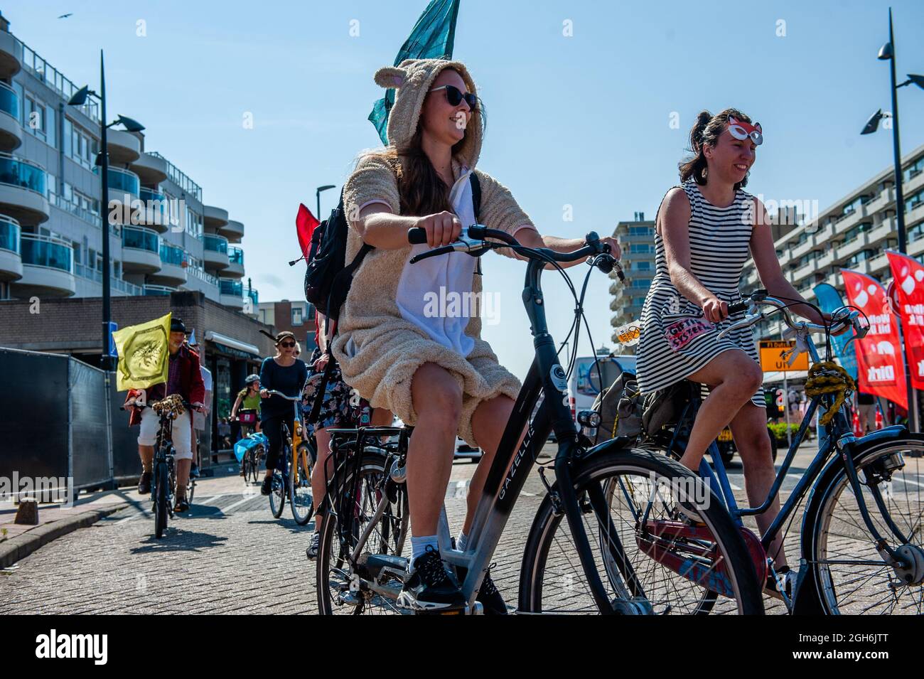 Amsterdam, Niederlande. September 2021. Während der Demonstration werden zwei Aktivisten mit Tierkostümen auf dem Fahrrad gesehen.Aktivisten der Rebellion vom Aussterben organisierten einen Protest gegen den Grand Prix in Zandvoort als Beispiel für unnötige Emissionen und Störungen der Natur. Die Aktivisten fuhren mit ihren Fahrrädern nahe an der Rennstrecke, um die Öffentlichkeit darauf aufmerksam zu machen, dass die ökologische Krise jetzt ist und die Treibhausgasemissionen innerhalb weniger Jahre auf Null zu reduzieren. Kredit: SOPA Images Limited/Alamy Live Nachrichten Stockfoto