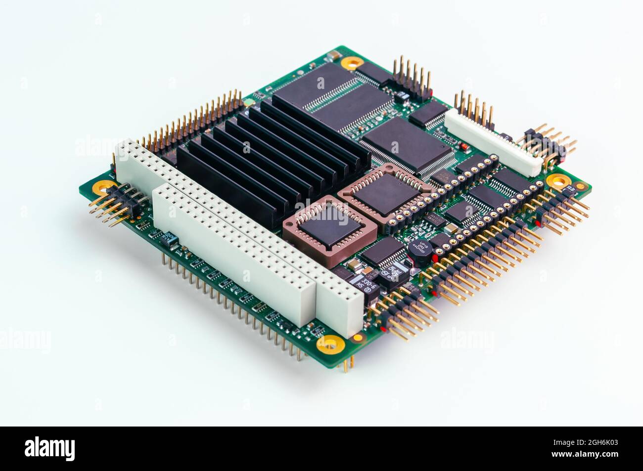 Integrierte robuste pc104 cpu-Platine auf weißem Hintergrund Stockfoto