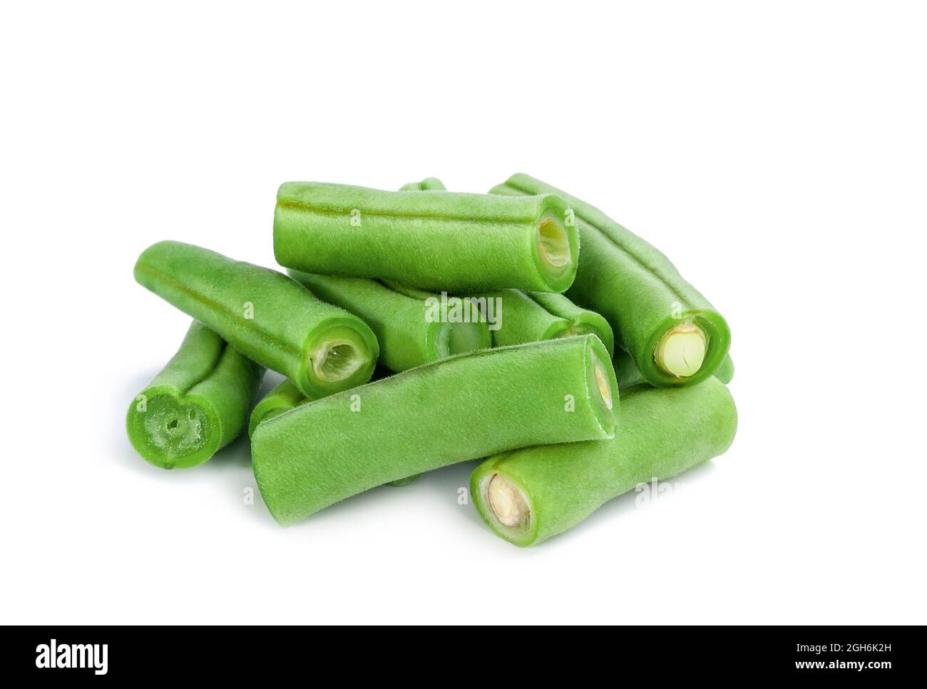 Frische reife, in Scheiben geschnittene grüne Bohnenschoten isoliert auf weißem Hintergrund Stockfoto