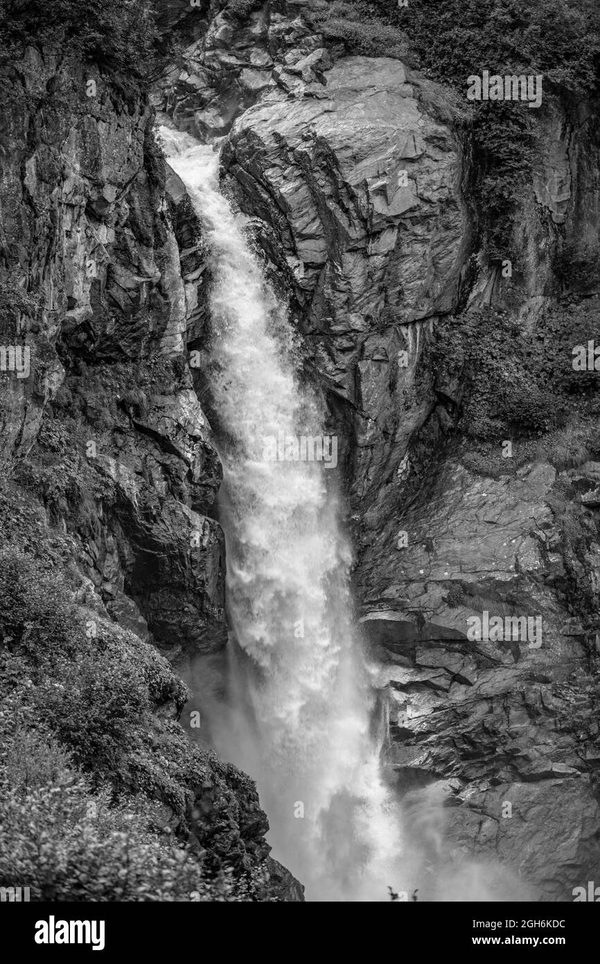 Wilder alpiner Wasserfall am Schlatenbach. Gschlöestal, Nationalpark Hohe Tauern, Osttirol, Österreichische Alpen. Schwarzweiß-Bild. Stockfoto