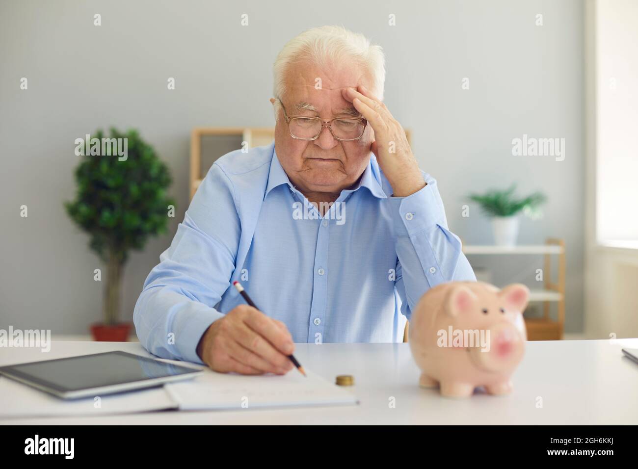 Ältere konzentrierten müden Mann, der über die Rettung der Rente nachdachte Stockfoto