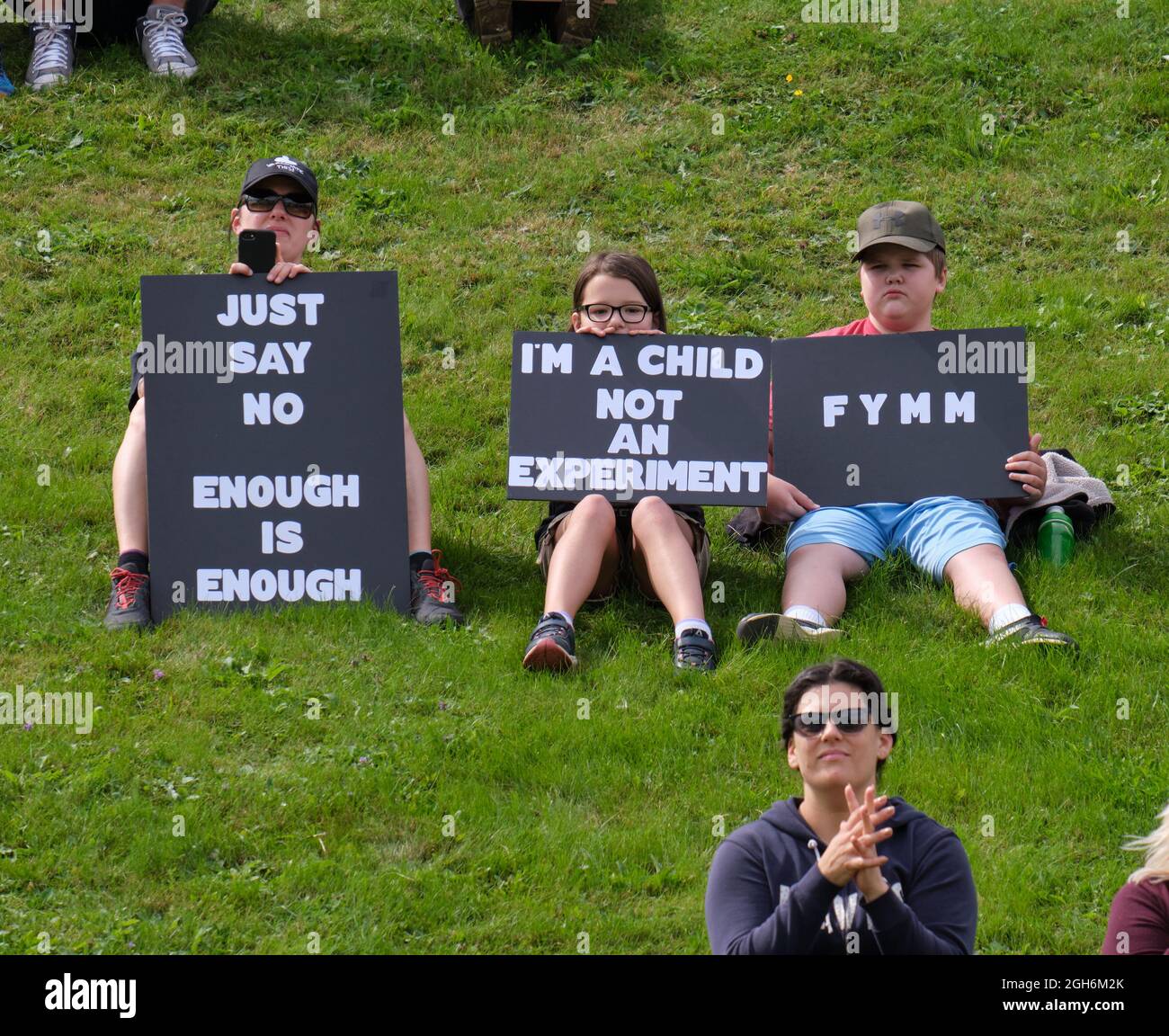 Halifax, Nova Scotia, Kanada. September 5. 2021. Kinder mit Eltern, die Zeichen halten, um gegen die lokalen Covid 19-Impfvorschriften zu protestieren. Eine Menge über einige Hundert versammelten sich in der Zitadelle, um gegen die vorgeschlagenen Impfstoffmandate zu protestieren, die in Kanada umgesetzt werden sollen, sowie gegen andere Maßnahmen, die mit der Verhinderung der Ausbreitung von Covid19 in Verbindung stehen, da Kanada 4. in die Pandemiewelle eintritt. Stockfoto