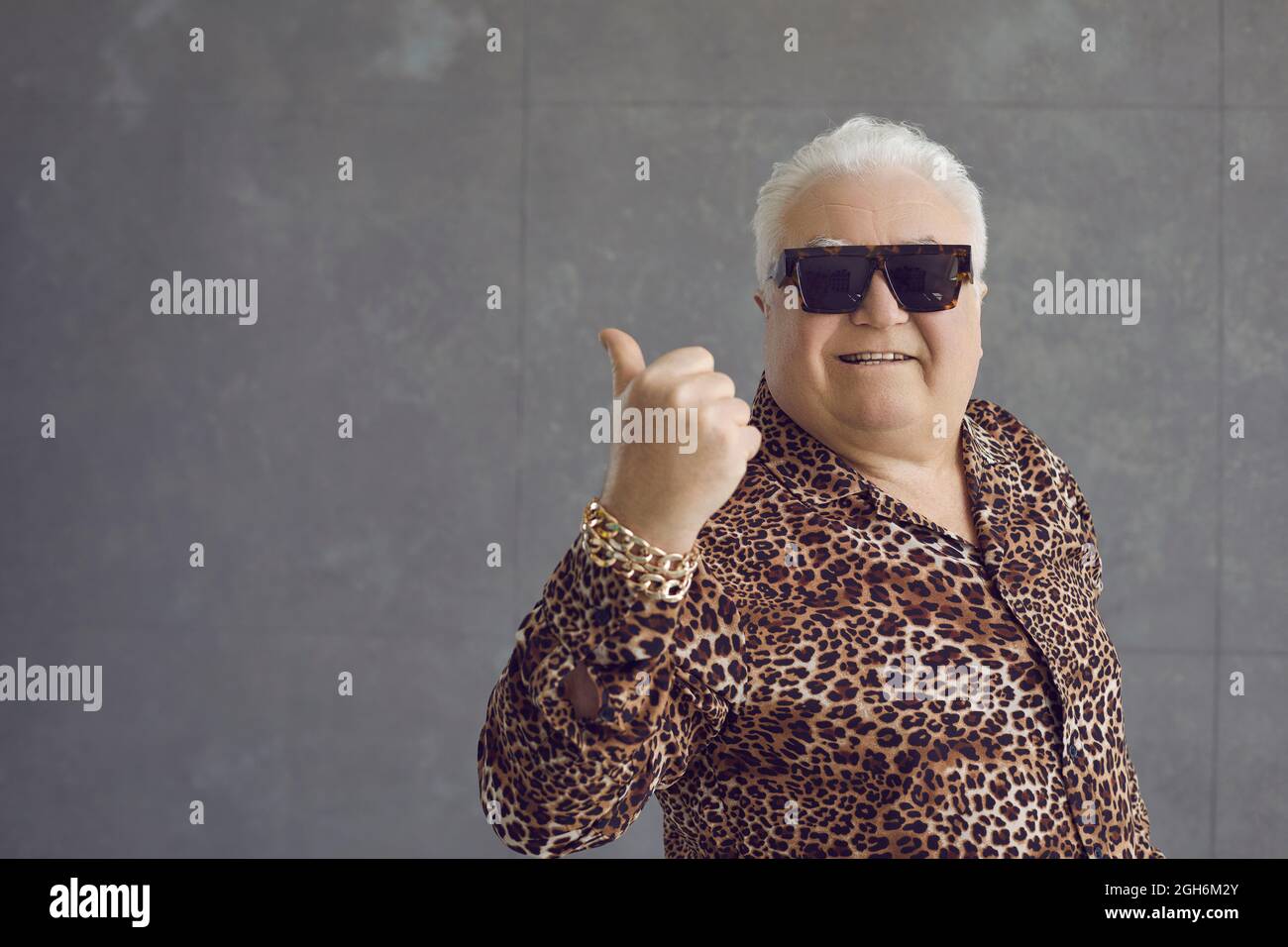 Alte lustige ältere Mann zeigt thumsup empfehlen Geste Party Portrait Stockfoto