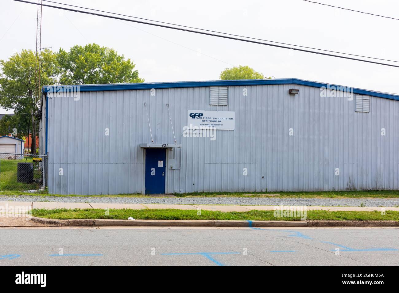 CHARLOTTE, NC, USA-25 JULY 2021: Ein Stahlgebäude mit einem Schild, das GFP Gas-Fired Products, Inc. Kennzeichnet Stockfoto