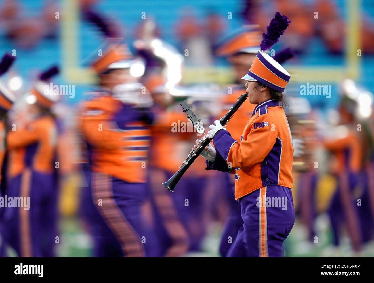 04. September 2021:Mitglieder der Clemson Tigers Marching Band treten vor dem Dukes Mayo Classic zwischen Georgia und Clemson im Bank of America Stadium in Charlotte, North Carolina, auf. Rusty Jones/Cal Sport Media Stockfoto