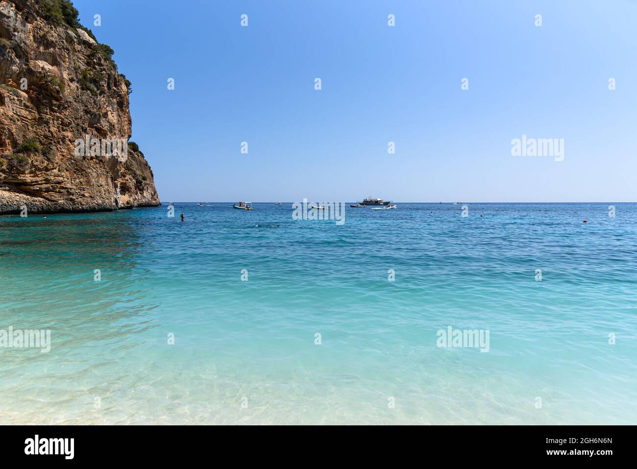 Blick über das Wasser des Golfo di Orosei von Cala Biriala aus Stockfoto